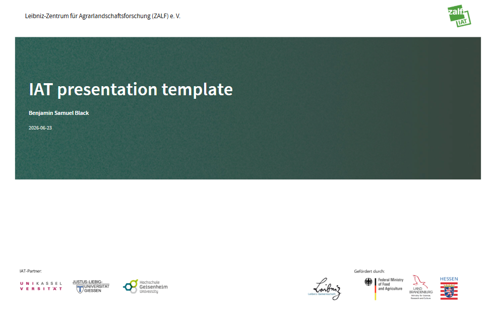 Titelfolie in Dunkelgrün mit IAT-Logo, Präsentationstitel in Weiß und einer Logoleiste am unteren Rand